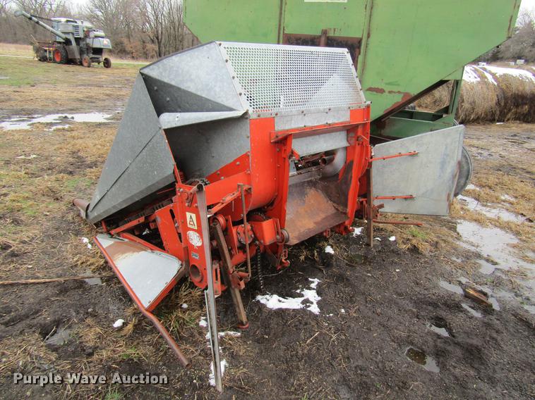 image for item DD7423 Allis Chalmers Gleaner K combine