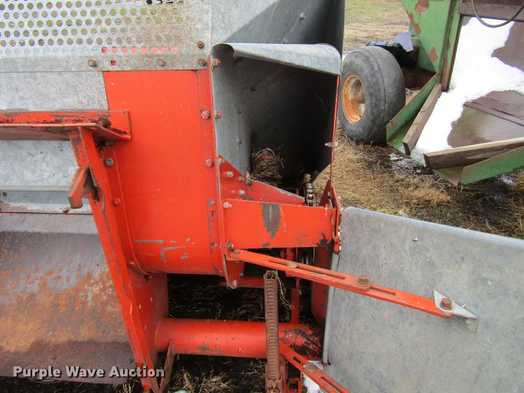 image for item DD7423 Allis Chalmers Gleaner K combine