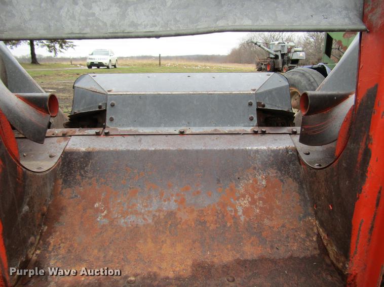 image for item DD7423 Allis Chalmers Gleaner K combine