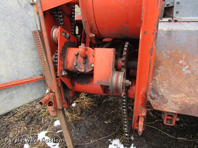image for item DD7423 Allis Chalmers Gleaner K combine