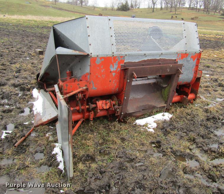 image for item DD7423 Allis Chalmers Gleaner K combine