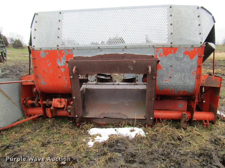 image for item DD7423 Allis Chalmers Gleaner K combine
