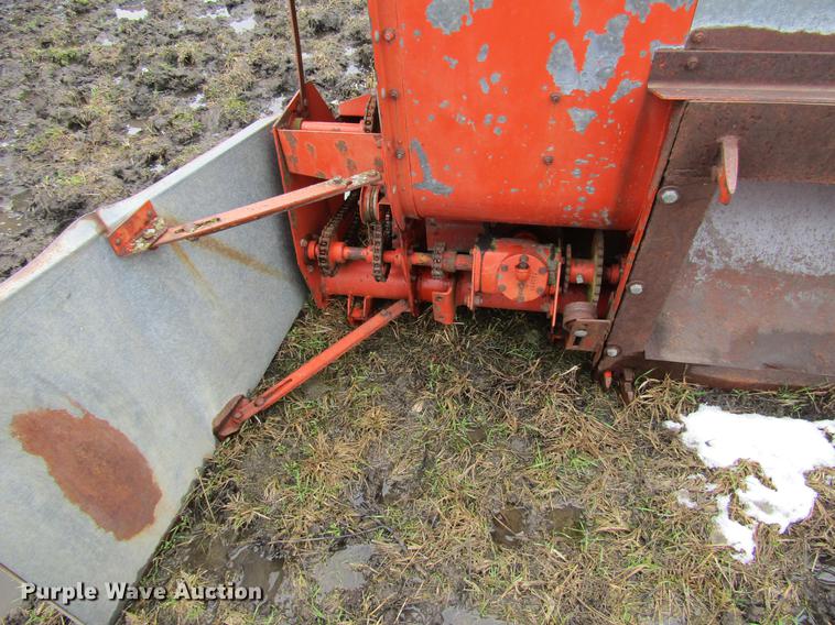 image for item DD7423 Allis Chalmers Gleaner K combine