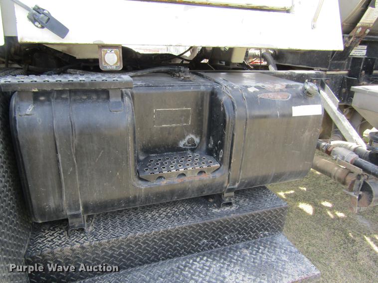 image for item DD8770 1994 International Silver Wheels applicator truck