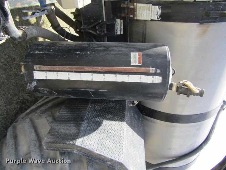 image for item DD8770 1994 International Silver Wheels applicator truck