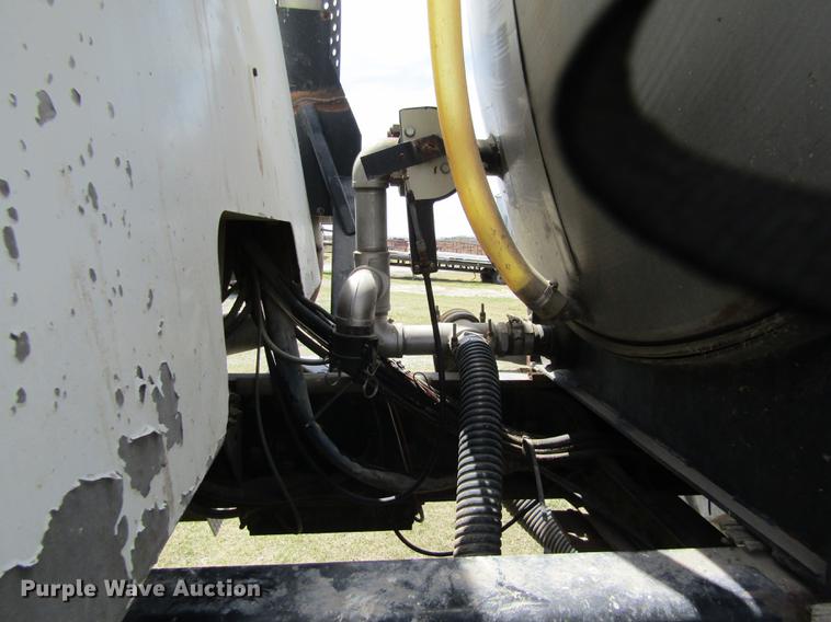 image for item DD8770 1994 International Silver Wheels applicator truck