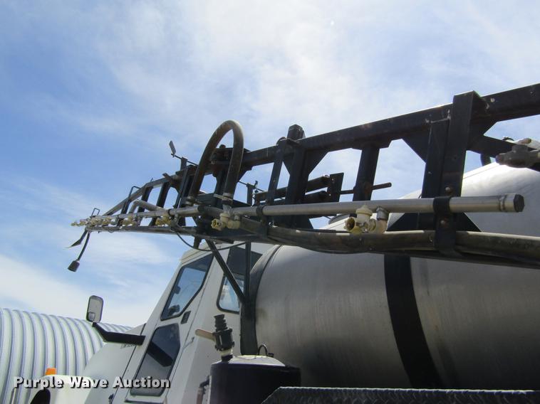 image for item DD8770 1994 International Silver Wheels applicator truck