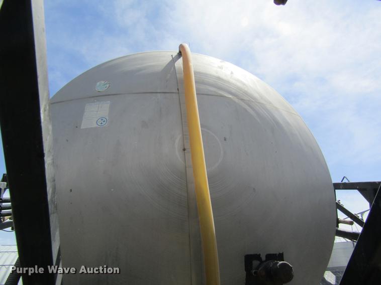 image for item DD8770 1994 International Silver Wheels applicator truck