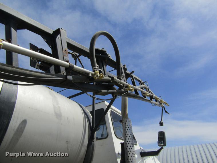 image for item DD8770 1994 International Silver Wheels applicator truck