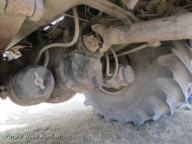 image for item DD8770 1994 International Silver Wheels applicator truck