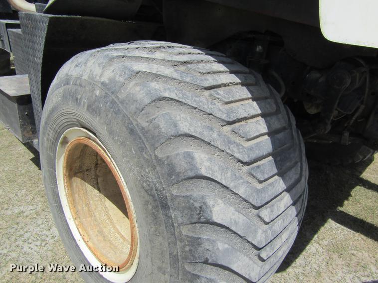 image for item DD8770 1994 International Silver Wheels applicator truck