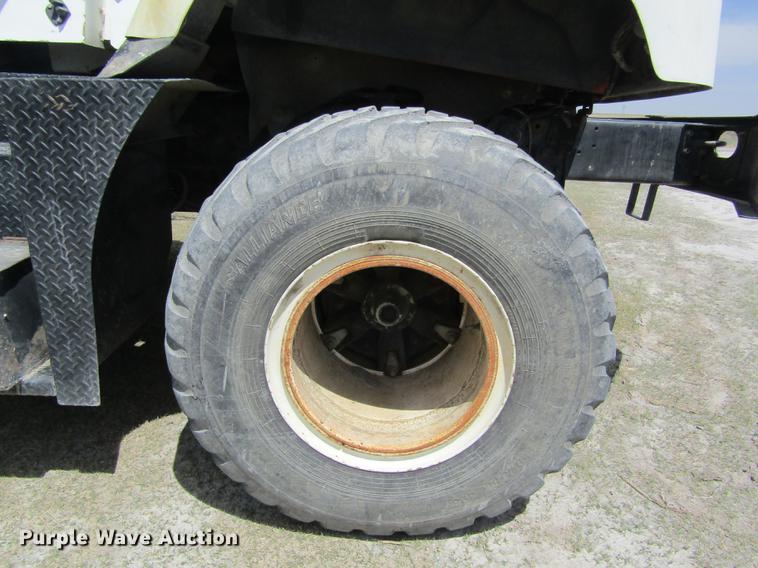 image for item DD8770 1994 International Silver Wheels applicator truck