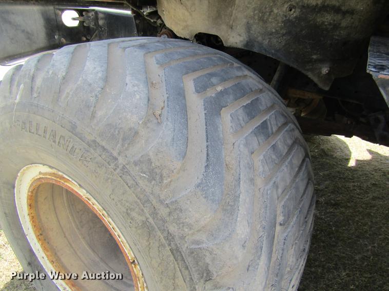 image for item DD8770 1994 International Silver Wheels applicator truck