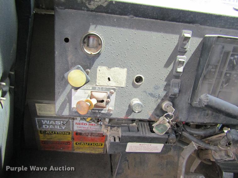 image for item DD8770 1994 International Silver Wheels applicator truck