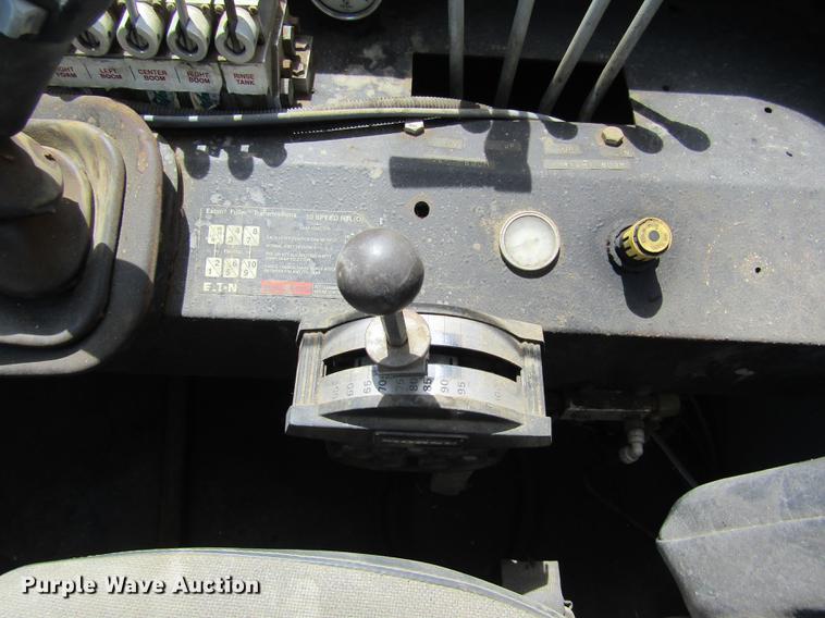 image for item DD8770 1994 International Silver Wheels applicator truck