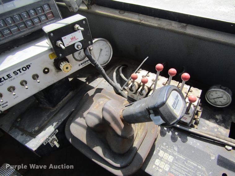 image for item DD8770 1994 International Silver Wheels applicator truck