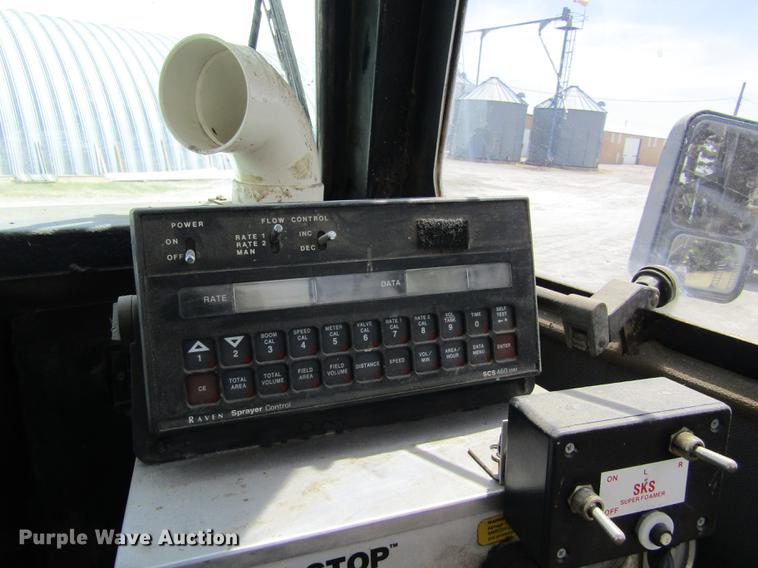 image for item DD8770 1994 International Silver Wheels applicator truck