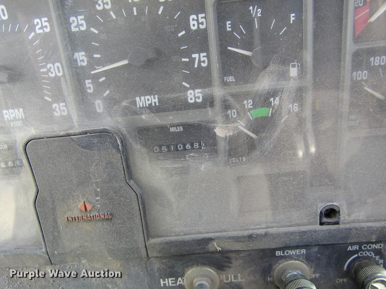 image for item DD8770 1994 International Silver Wheels applicator truck