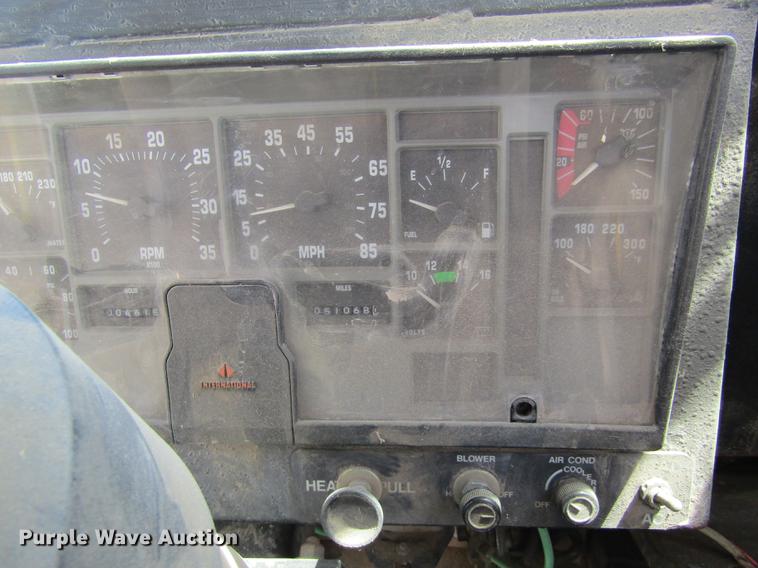 image for item DD8770 1994 International Silver Wheels applicator truck