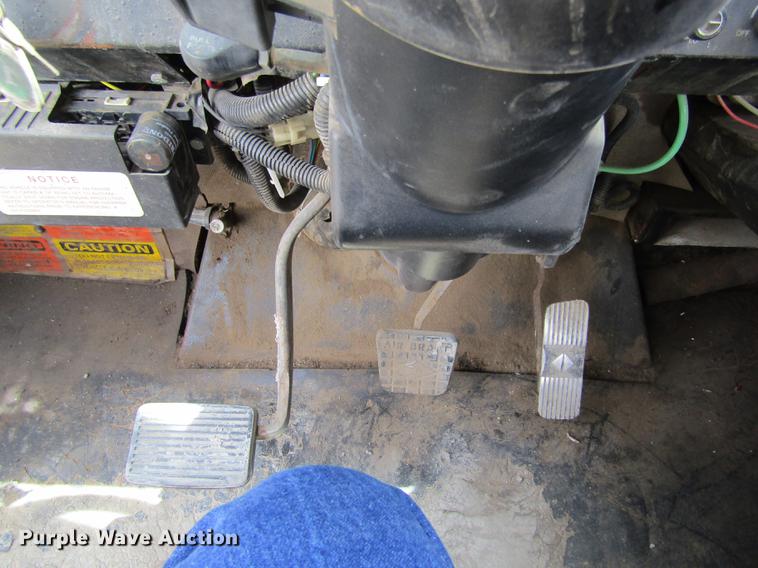 image for item DD8770 1994 International Silver Wheels applicator truck