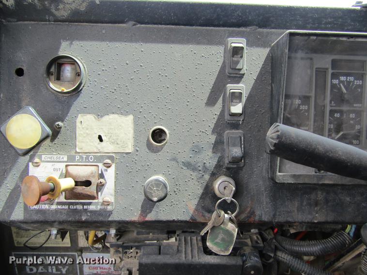 image for item DD8770 1994 International Silver Wheels applicator truck