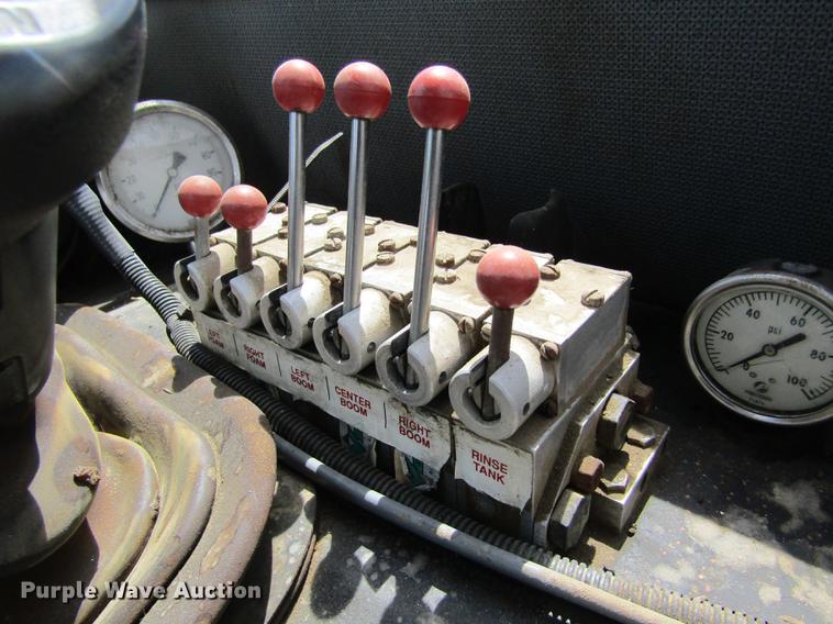 image for item DD8770 1994 International Silver Wheels applicator truck