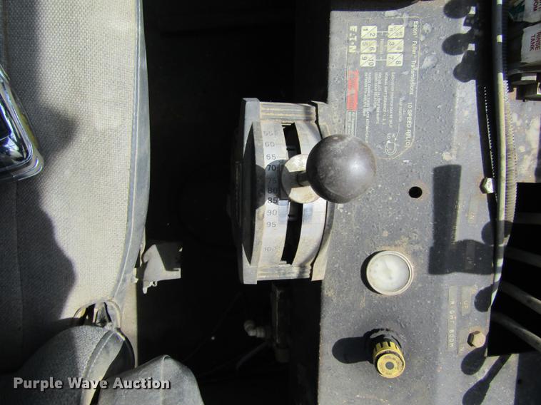 image for item DD8770 1994 International Silver Wheels applicator truck