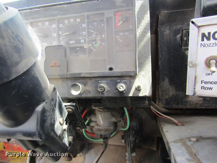 image for item DD8770 1994 International Silver Wheels applicator truck