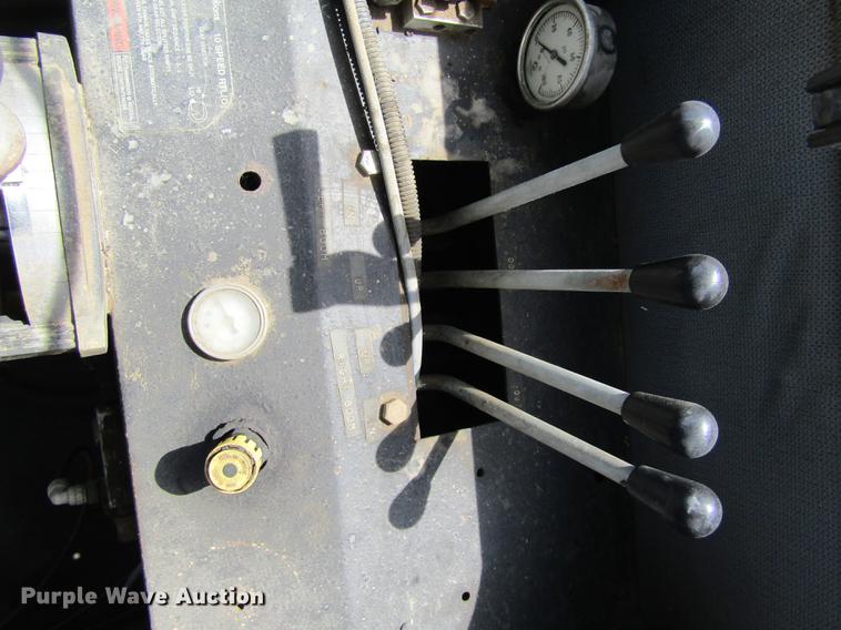 image for item DD8770 1994 International Silver Wheels applicator truck