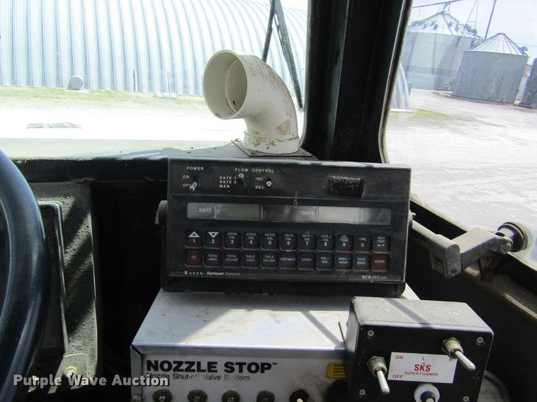 image for item DD8770 1994 International Silver Wheels applicator truck