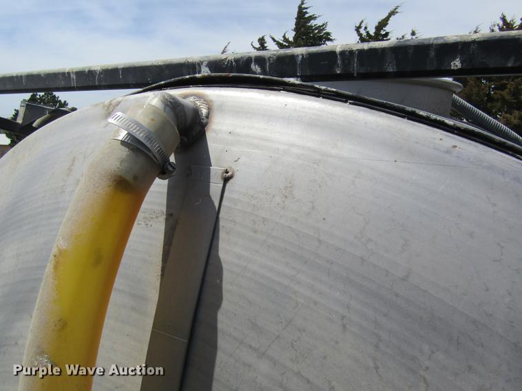 image for item DD8770 1994 International Silver Wheels applicator truck