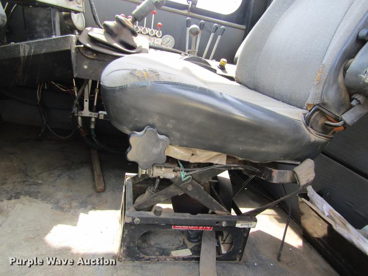 image for item DD8770 1994 International Silver Wheels applicator truck