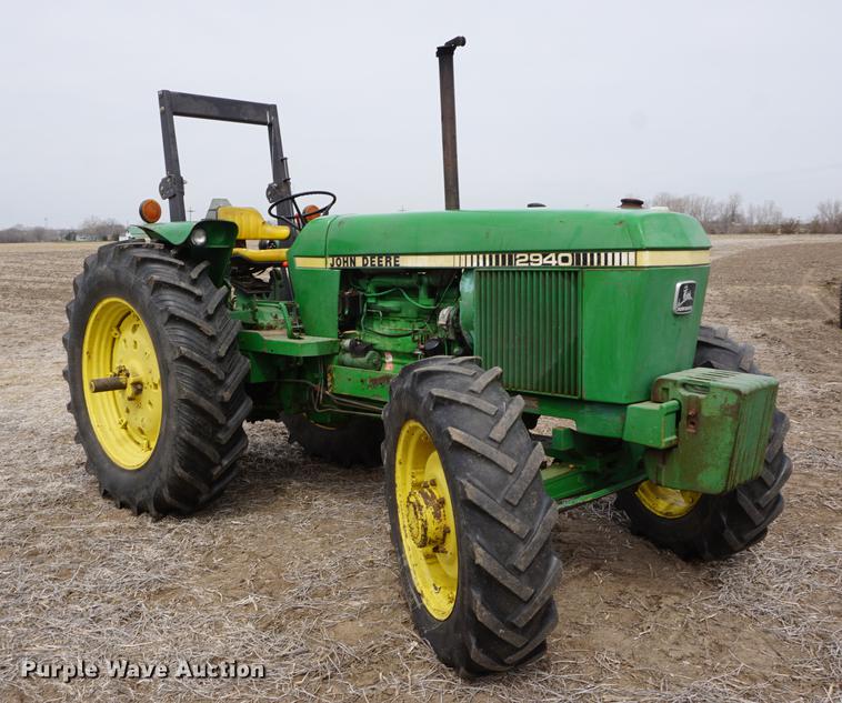 image for item DE3308 1981 John Deere 2940 MFWD tractor
