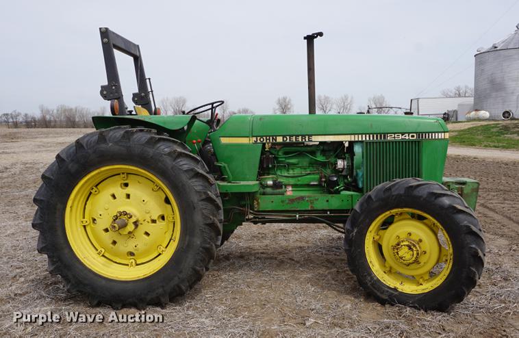 image for item DE3308 1981 John Deere 2940 MFWD tractor