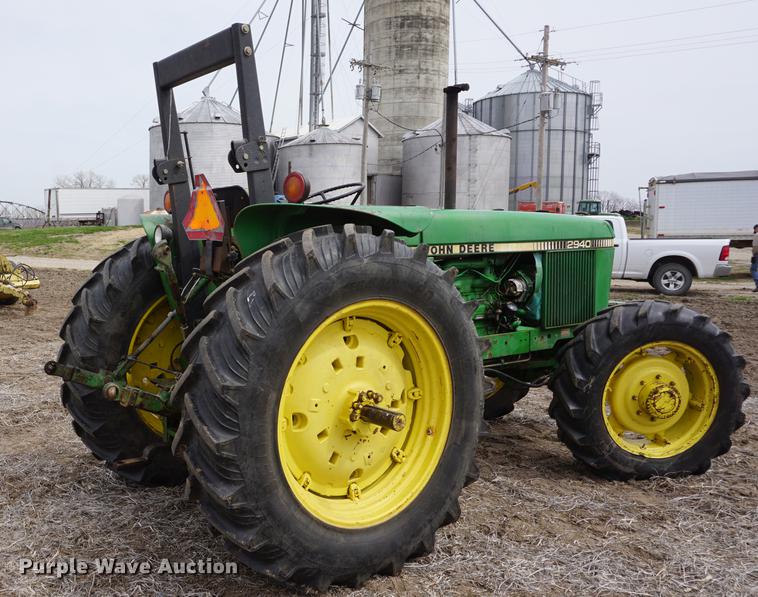 image for item DE3308 1981 John Deere 2940 MFWD tractor