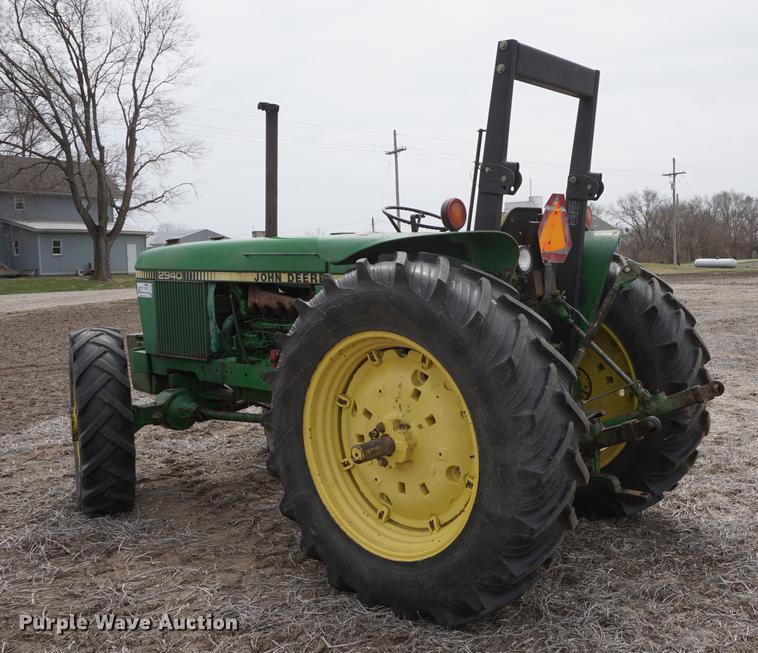 image for item DE3308 1981 John Deere 2940 MFWD tractor