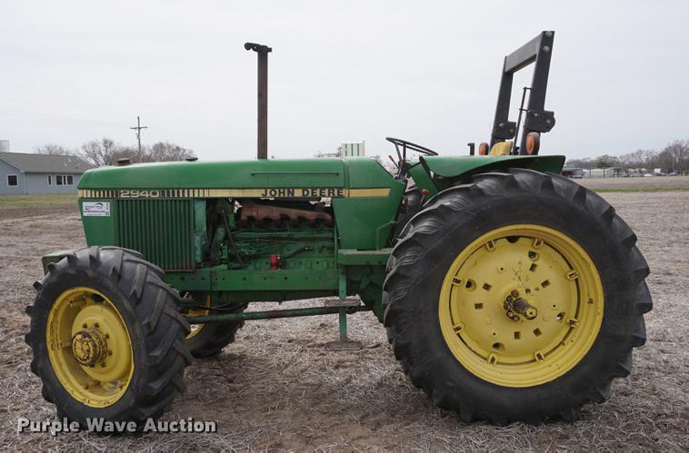 image for item DE3308 1981 John Deere 2940 MFWD tractor