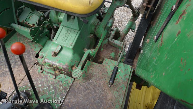image for item DE3308 1981 John Deere 2940 MFWD tractor