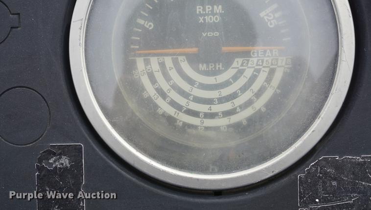 image for item DE3308 1981 John Deere 2940 MFWD tractor