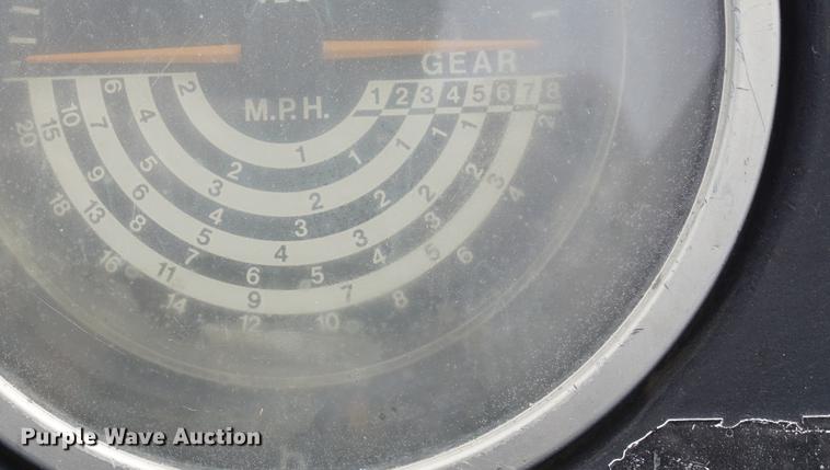 image for item DE3308 1981 John Deere 2940 MFWD tractor