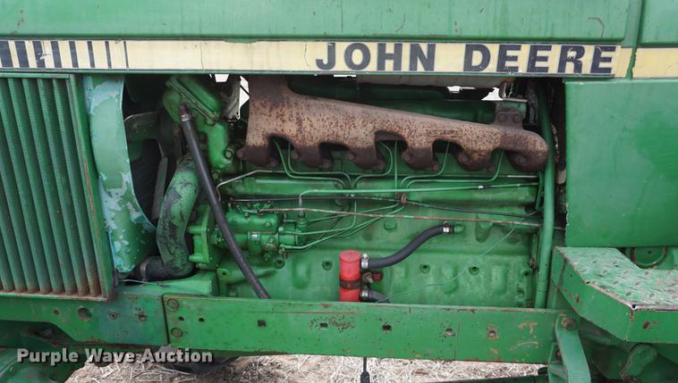 image for item DE3308 1981 John Deere 2940 MFWD tractor