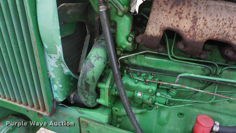 image for item DE3308 1981 John Deere 2940 MFWD tractor