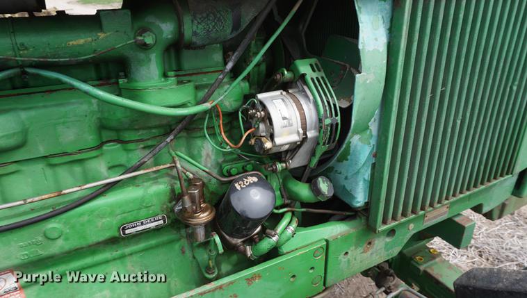 image for item DE3308 1981 John Deere 2940 MFWD tractor