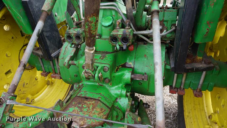 image for item DE3308 1981 John Deere 2940 MFWD tractor