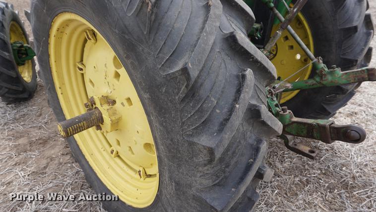 image for item DE3308 1981 John Deere 2940 MFWD tractor