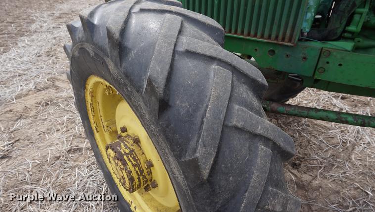 image for item DE3308 1981 John Deere 2940 MFWD tractor