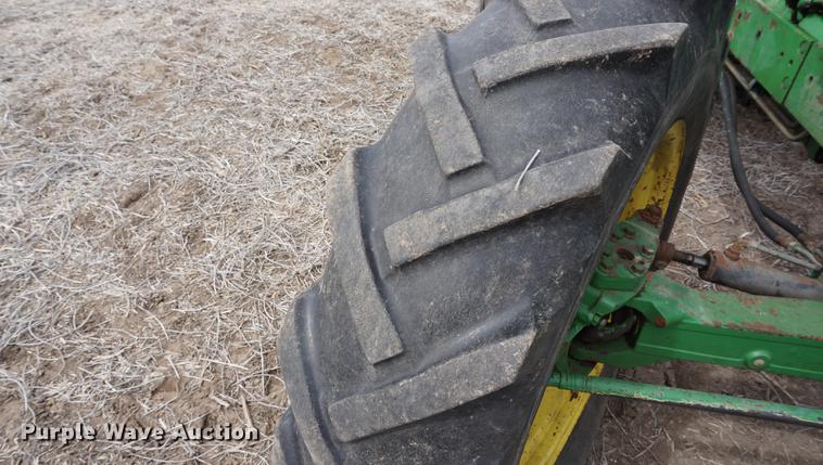image for item DE3308 1981 John Deere 2940 MFWD tractor