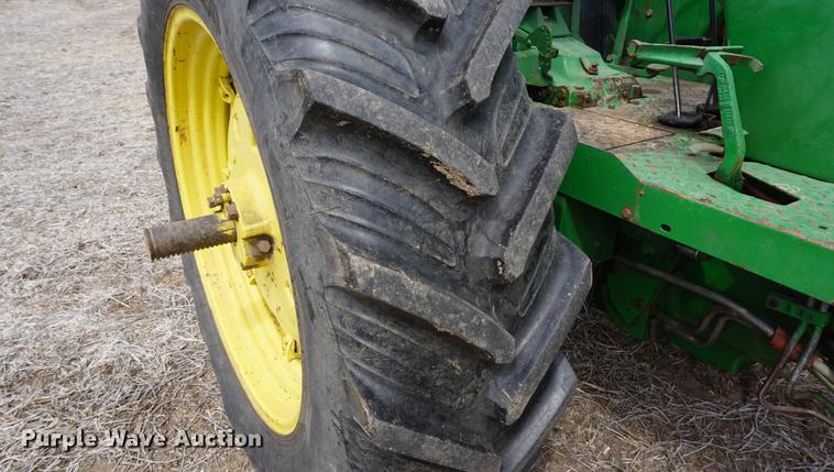 image for item DE3308 1981 John Deere 2940 MFWD tractor