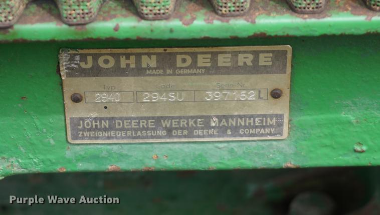 image for item DE3308 1981 John Deere 2940 MFWD tractor