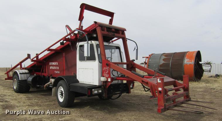 image for item DE6735 2003 Stinger 2400M bale stacker